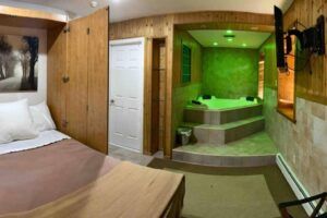 AK Lodge Bedroom with Jacuzzi